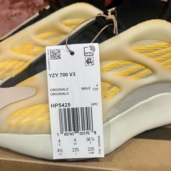 BRAND NEW YEEZY 700 V3 HP5425 SIZE 4.5 - Picture 2 of 8